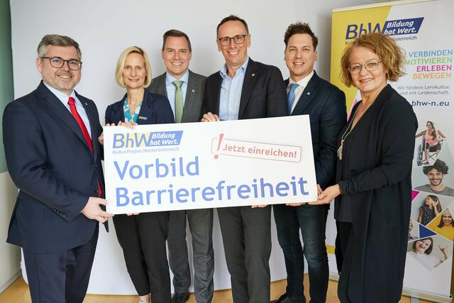 Landesrat Ludwig Schleritzko, BhW Niederösterreich-Geschäftsführerin Therese Reinel, die Landtagsabgeordneten Christoph Kaufmann, Jochen Danninger und Bernhard Heinreichsberger sowie Landesrätin Christiane Teschl-Hofmeister. | Foto: Franz Gleiß