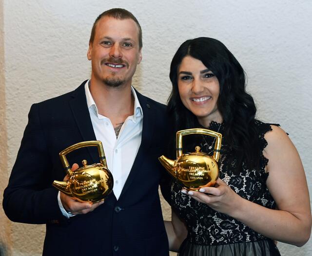 Manuel Feller und Stephanie Venier freuten sich gemeinsam über die „Goldene Teekanne“. 
 | Foto: Spiess Foto Tirol