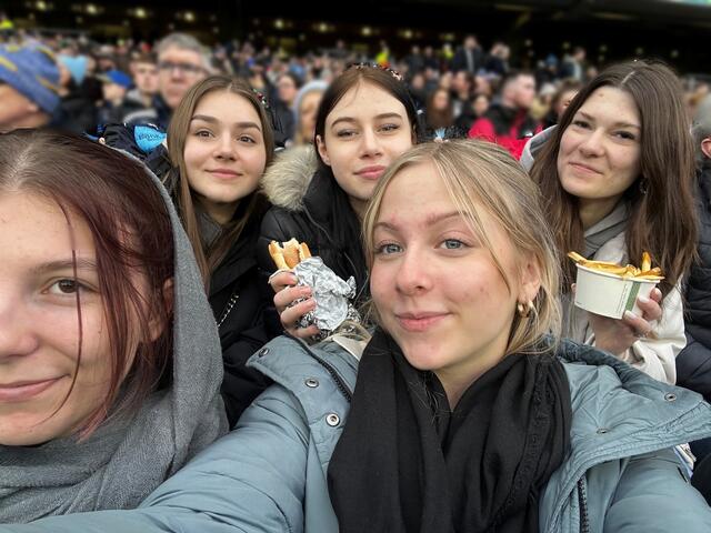 Unter anderem Pia Tajana Kotzbeck (vorne, r.) und Berit Zangl (hinten, r.) genossen auch einen Stadionaufenthalt. | Foto: HAK Feldbach