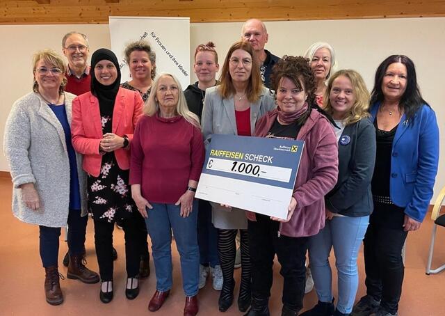 Vorne von links: Helga Wittenzellner (Verein Frauenhaus Braunau), Jasmina Amasha (Quint.essenz), Elisabeth Wimmer (Verein Frauenhaus), Sieglinde Latzelsberger (Verein Frauenhaus), Gerda Leutgeb alias Elsa Wild (Quint.essenz), Manuela Bogenhuber (Thalia Mattighofen), Gertraud Rieder (Vzbgm. Gemeinde Schalchen), 
Hinten von links: Karl Felbermair (Verein Frauenhaus), Barbara Lintner-Mladosevits (Quint.essenz), Elias Zillner (Quint.essenz), Werner Buchberger (Gastautor), Andrea Buchberger (Moderatorin) | Foto: Privat
