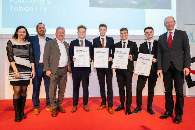 Die Erstplatzieren beim Projekt „Feuerwehrgebäude“ in Weißkirchen an der Traun (v. l.): Juryvorsitzende Susanne Seyfert, Andreas Milkovics, Brandverhütungsstelle, Bauinnungsmeister Norbert Hartl, Felix Hartl, Tobias Ertl, Lukas Hilgarth, Felix Lang, und Innungsgeschäftsführer Markus Hofer. | Foto: Röbl
