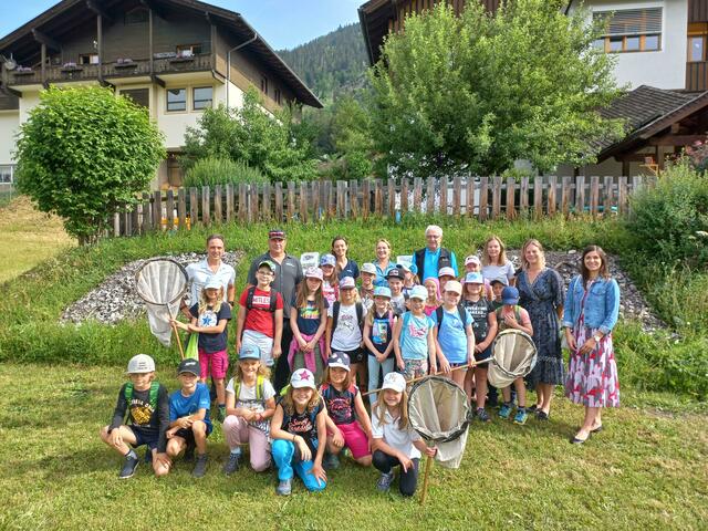 Im Schulgarten der Naturpark-Schule VS Weissensee wurden auf einer sonnigen Hanglage am Rand des Schulgartens zwei Reptilieninseln errichtet.  | Foto: Naturpark Weißensee