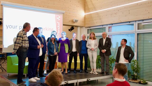 Bürgermeister Remmert und Vizebürgermeister Gily versammeln die anwesenden Mitglieder des Gemeinderates (vlnr Travnicek, Bgm. Remmert, DI Beywinkler, Mag.(FH) Gerber-Stepancik, Hollander, Maurer, Ing. Konrad, Matusch, Kirstorfer, KR Winkler, VzBgm. Gily) | Foto: Johannes Steurer