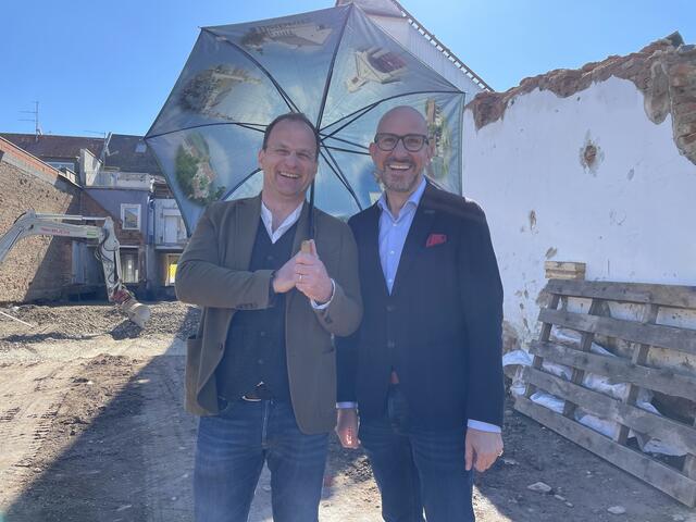 Gut beschirmt mit dem Leibnitz Schirm: Karl Trummer von Silver Living mit Bürgermeister Miachel Schumacher