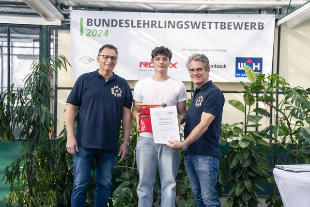 Arbeitsgruppenleiter Richard Michels, Janos Gyuran (3. Platz), Robert Sam, bundesweiter Berufsgruppensprecher. | Foto: pflasterer-lehrling