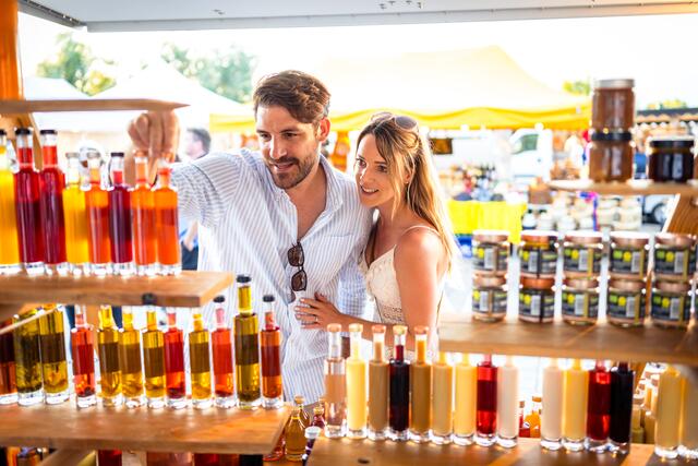 Beliebt bei Einheimischen und Gästen: Der Faaker Bauernmarkt startet am 2. Mai in die Sommersaison. | Foto: Region Villach Tourismus GmbH/Michael Stabentheiner