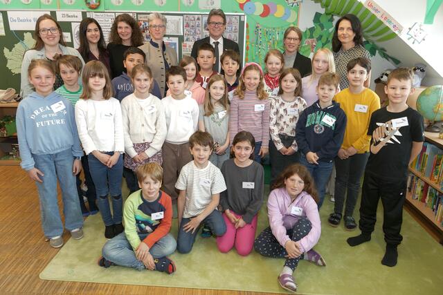 Zur Erinnerung an den Besuch gab es natürlich auch ein gemeinsames Foto mit Pädagogin Anna Reiterer, Klassenlehrerin Sophia Herrmann, BezirksZeitung-Chefredakteurin Nikki Gretz-Blanckenstein, Schulleiterin Alexandra Prammer, Bildungsminister Martin Polaschek (ÖVP), öbv-Geschäftsführerin Christina Hauer und Alexandra Metz-Valny vom Schulqualitätsmanagement (v.l.n.r.). | Foto: Maximilian Spitzauer/RMW