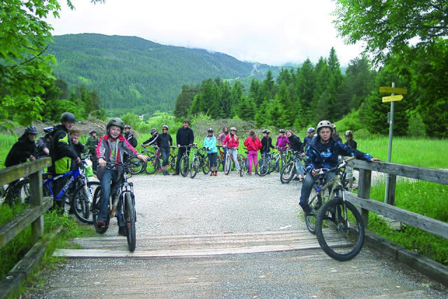 Schüler mit dem Bürgermeister von Ehrwald begleiteten die Rad-Staffel in den vergangenen Jahren. | Foto: Via Claudia Augusta