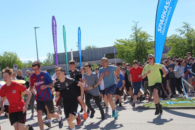 Startschuss zum Charity-Lauf. Die Bilder stammen vom vierten Block, der von 11.45 bis 12.15 Uhr unterwegs war. | Foto: BRS/Köck