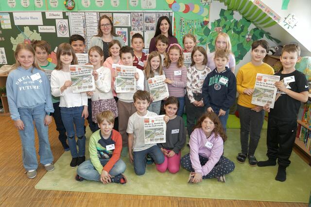 Die Waschbärenklasse mit Pädagogin Anna Reiterer und Klassenlehrerin Sophia Herrmann. | Foto: Maximilian Spitzauer/RMW