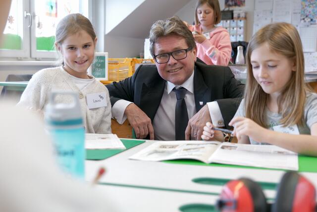 Minister Martin Polaschek konnte von der Waschbärenklasse einiges lernen. | Foto: Maximilian Spitzauer/RMW