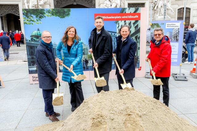 v. l.: Paul Katzberger (Architekt), Ulli Sima (Planungsstadträtin, SPÖ), Markus Figl (Bezirkschef, ÖVP), Wolfgang Salcher (Landeskonservator Wien), Pater Erhard Rauch. | Foto: Stadt Wien/Christian Fürthner