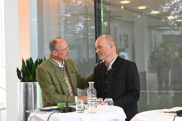  Neben der Zusammenarbeit der SLTG mit der 
Landwirtschaft nutzt auch die heimische Gastronomie die Vorteile der regionalen Produktangebote der heimischen Landwirtschaft (v.l.): Bauernberger, Obauer. | Foto: Martin Schöndorfer, 2024