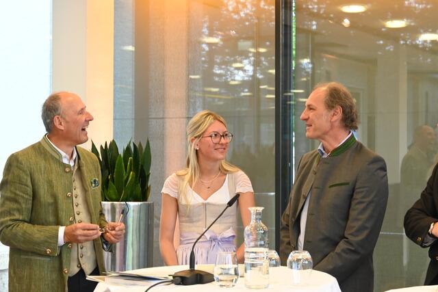 Almsommer (v.l.): Leo Bauernberger mit der Tochter und Vater der Familie Jäger, von der auf 1.700 Metern gelegene Muhreralm im Großkesseltal (Lungau). | Foto: Martin Schöndorfer, 2024
