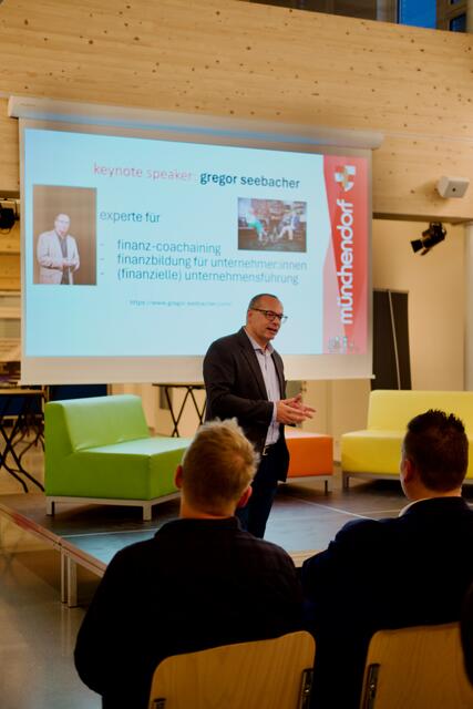 Experte für Finanzcoaching Gregor Seebacher während seines Vortrages. | Foto: Johannes Steurer