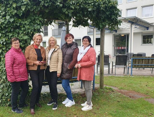 Das ehrenamtliche Team im Seniorenwohnheim mit Pflegekoordinatorin Bettina Egarter (Mitte). | Foto: Privat