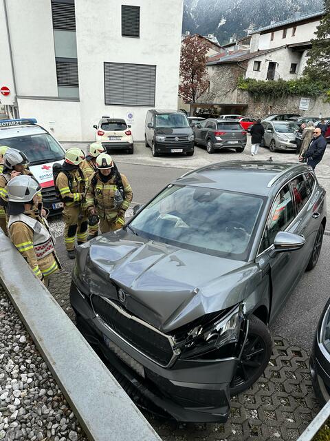 Der Lenker des Fahrzeugs musste in das BKH Schwaz eingeliefert werden.  | Foto: ZOOM-Tirol