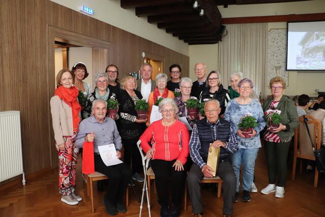 Manuela Kunst, Werner Grubholz, Manfred Komericky, Almuth Huderz-Thümel und Monika Vonier-Pinner mit den Jubilaren mit 10-jähriger Mitgliedschaft | Foto: Edith Ertl