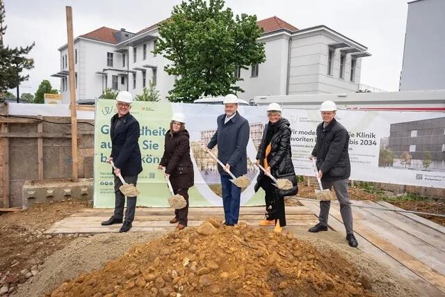 Beim Spatenstich für das neue Labor in der Klinik Favoriten (v.l.): Michael Lischent, Geschäftsführer der Projektentwicklungs- und Baumanagement GmbH, Barbara Schubert, Verwaltungsdirektorin der Klinik Favoriten, Herwig Wetzlinger, Stv.-Generaldirektor des WIGEV, Manuela Födinger, Vorständin des Instituts für Labordiagnostik, Andreas Hochleitner, technischer Direktor der Klinik Favoriten. | Foto: Wiener Gesundheitsverbund/Bohmann