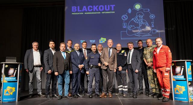 Beim ersten Blackout-Informationsabend: Adolf Wurm (EVN), Daniel Spitz (Mitarbeiter Katastrophenschutz), NÖ Zivilschutzverband Landesgeschäftsführer Thomas Hauser, Thomas Pils (wnsks), Dr. Ojan Assadian (Ärztlicher Direktor Landesklinikum Wiener Neustadt), Magistratsdirektor Markus Biffl, Stadtpolizeikommandant Manfred Fries, Leopold Kraus (A1), Bürgermeister Klaus Schneeberger, Peter Maa (Arbeiter Samariterbund), Stadtrat Franz Piribauer, Feuerwehrkommandant Christian Pfeiffer, MilAk-Kommandant General Karl Pronhagl und Rotes Kreuz-Bezirksstellenkommandant Andreas Birnbauer. | Foto: Stadt Wiener Neustadt/Weller