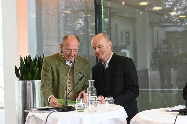 Ein besonderes Augenmerk liegt für die Sommersaison 2024 dabei am Almsommer: Dieser feiert heuer sein 20-jähriges Jubiläum (v.l.): Leo Bauernberger und Rudi Obauer.  | Foto: Martin Schöndorfer, 2024