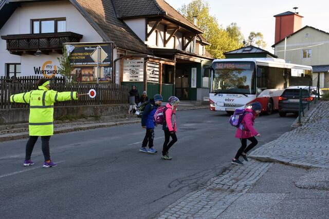 Schauplatz Mönchdorf: Von der Bushaltestelle zur Volksschule muss die viel befahrene B 124 überquert werden.  | Foto: Robert Zinterhof