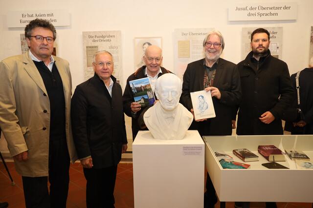 Kulturreferent Michael Mehsner und Bürgermeister Josef Ober mit Wolfgang Pietsch, Hannes Galter und Stadtamtsdirektor Philipp Huemer (v.l.) bei der Ausstellungseröffnung mit der Hammer-Purgstall-Büste. | Foto: Johann Schleich