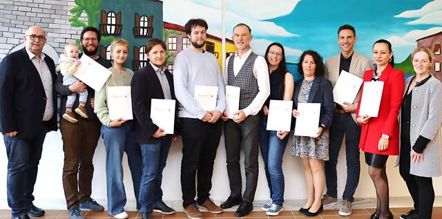 Zwölf Lehrerinnen und Lehrer wurden für die Musical-Produktion im BRG/Borg Feldbach mit persönlich gewidmeten Urkunden, die "Dank und Anerkennung" beinhalten, geehrt. | Foto: BRG/Borg Feldbach