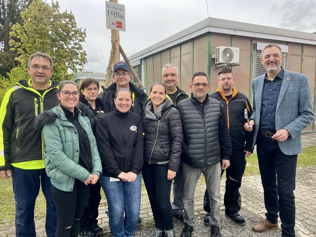 Beim BFI Großpetersdorf stellte die AK Burgenland auch heuer einen Maibaum auf.