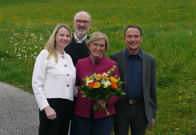 Von links: Regionalbegleitung Tamara Schmuck, Direktor Andreas Gutenthaler, Elisabeth Schmitzberger und der Pfarrassistent Robert Golderer. | Foto: Katholisches Bildungswerk Salzburg