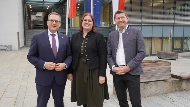 v. l.: ÖVP-Klubobmann August Wöginger, NR-Abgeordnete Carina Reiter und ÖVP-Bezirksparteiobmann Hannes Rainer | Foto: Johannes Brandner