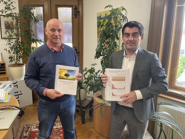 Umweltstadtrat Alfred Zimmermann und Bürgermeister Christian Gepp präsentierten den Klimaplan 2050. | Foto: Lawugger