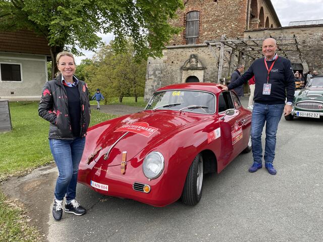 Begeisterte Teilnehmer: Die Südsteirerin Daniela van Roij (ehemals Hubmann) mit ihrem Mann Johannes van Roij im Porsche 356 A, BJ 1959. | Foto: Brigitte Gady