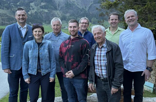 Michael Gruber, Petra Reichenbach , Rainer Kletzmair, Daniel Piokker, Harald Riedler, Erhard Riedler, Andreas Antensteiner und Fritz Mayer (v.li.) | Foto: FPÖ