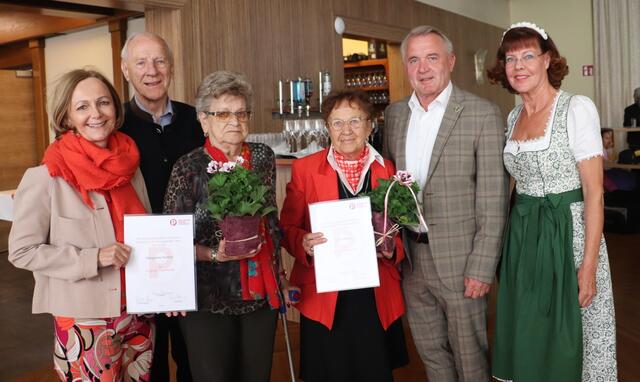 Margareta Körbler und Anna Haiden (beide Bildmitte) sind seit 30 Jahren PVÖ-Mitglied, Manuela Kunst, Werner Grubholz, Manfred Komericky und Monika Vonier-Pinner dankten für die langjährige Treue | Foto: Edith Ertl