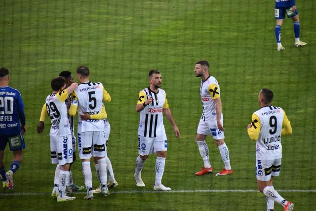 Am Ende jubelten die LASK-Spieler nach einem Last Minute-Tor. | Foto: Michael Strini