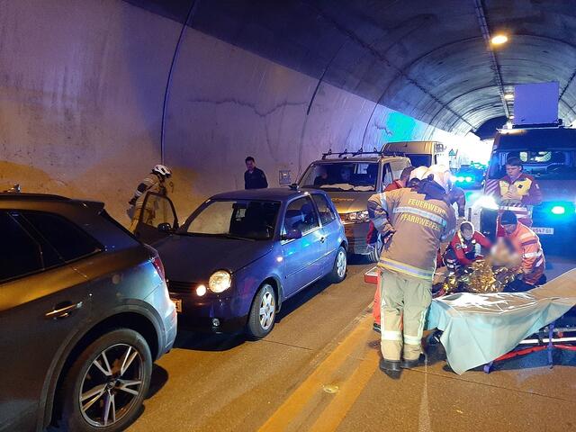 Nach dem Unfall im Hieflertunnel am vergangenen Donnerstag war die A10 Tauernautobahn in beiden Richtungen gesperrt. Es kam zu massiven Staubildungen. | Foto: Freiwillige Feuerwehr Pfarrwerfen