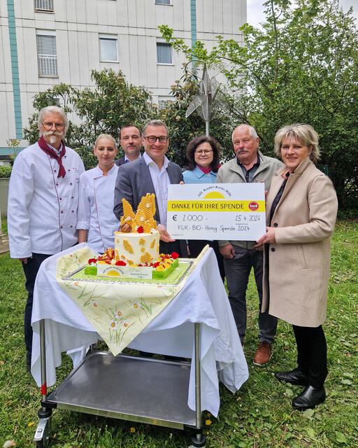 (v.l.): Franz Furman, Küchenleiter am MC4, Konditorin Katja Janovits, Einkaufsleiter Alfons Steimetz, Kaufmännischer Direktor Günter Dorfinger, Direktorin Gabriela Neumaier, Gerhard Kreindl, stv. Kassier der OÖ Kinder-Krebs-Hilfe, Christiane Mundl, Obfrau der OÖ. Kinder-Krebs-Hilfe.
 | Foto: KUK