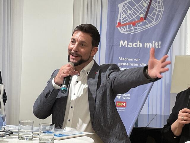 Bezirksvorsteher Markus Rumelhart (SPÖ) weist die Kritik der Grünen zurück. | Foto: Marlene Graupner/rmw