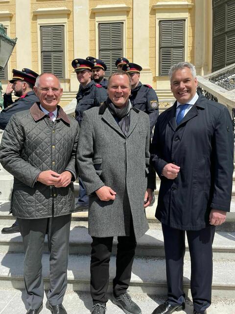 v.l.: Innenminister Gerhard Karner, Landtagsabgeordneter Hannes Taborsky und Bundeskanzler Karl Nehammer (alle ÖVP) bei der Angelobung. | Foto: Taborsky