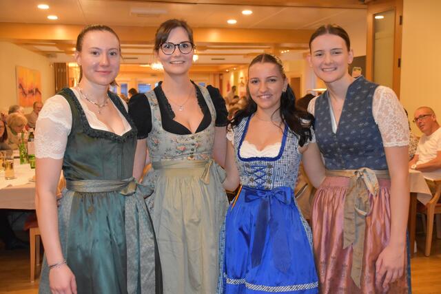 Emma, Ina, Valerie und Kathi kamen im Dirndl. | Foto: Michael Strini