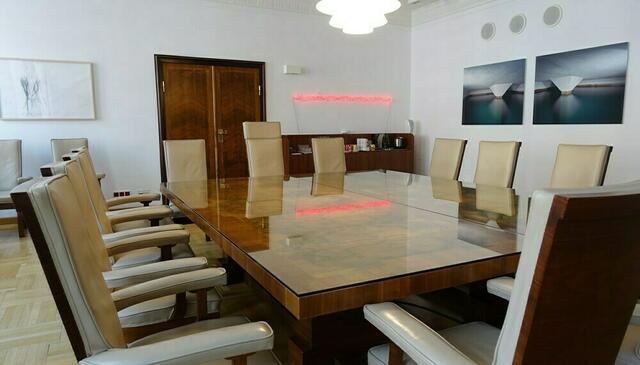 Bgm. Willi, die Vizebgm. Lassenberger und Wanker sowie die StR Schwarzl, Mayr, Oppitz-Plörer und Rudi Federspiel haben die letzte Sitzung des Stadtsenats in dieser Gemeinderatsperiode abgehalten. | Foto: Stadt Innsbruck