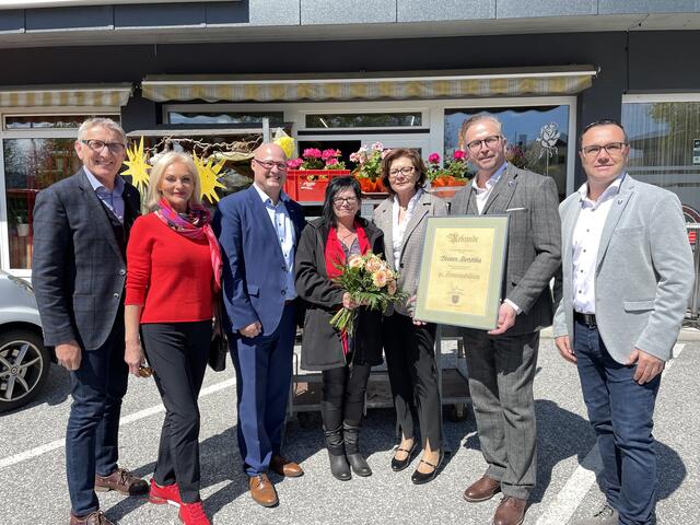 Josef Herk, Riki Vogl, Peter Sükar, Sonja Michailowitsch, Stefanie Galler, Helmut Linhart und Heimo Ortner mit Urkunde. | Foto: Almer