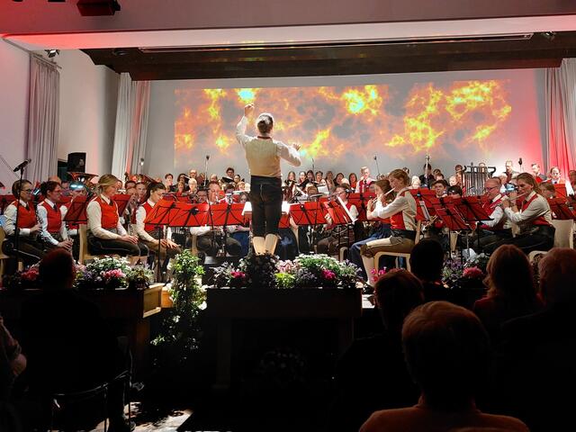 Für ein Feuerwerk der Musik sorgten Stadtmusik Kitzbühel, Chöre und Gesangssolisten bei den zwei Abschiedskonzerten von Kapellmeister Florian Simair 