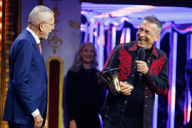 Hubert von Goisern wurde von Alexander van der Bellen der Amadeus Award für sein Lebenswerk verliehen. | Foto: FLORIAN WIESER / APA / picturedesk.com