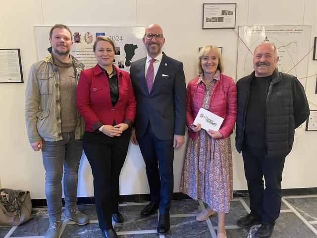 Wirkten großartig an der Ausstellung mit: Literat Andreas Unterweger und Ursula Pintz mit Bürgermeister Michael Schumacher, Vizebürgermeisterin Helga Sams und Klaus-Dieter Hartl.