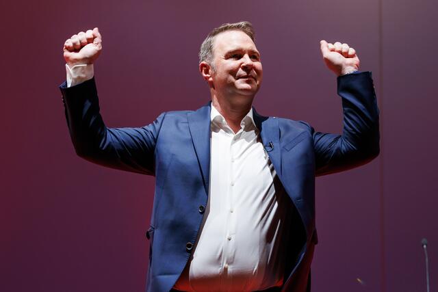 SPÖ-Chef Andreas Babler zeigte sich beim "kleinen Parteitag" in Wieselburg siegessicher. Mit einem Team von elf Spitzenkandidaten will er die anstehende Nationalratswahl gewinnen. | Foto: FLORIAN WIESER / APA / picturedesk.com
