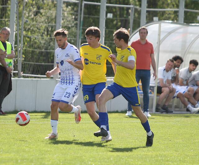 Diszipliniert in der Defensivarbeit: Nikolaus Thaler (Mitte) und Silz/Mötz-Kapitän Samuel Krismer. | Foto: Peter Leitner