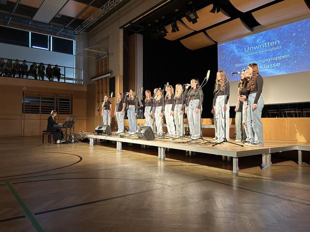 Die Stimmbildungsgruppe der 2. Klasse mit ihrer Interpretation von "Unwritten", unter der Begleitung von Frau Mag. Kolleritsch. | Foto: RegionalMedien