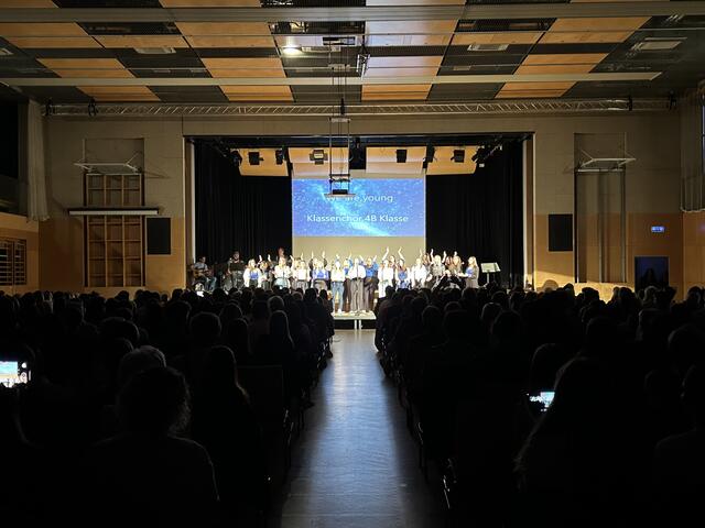 Der Klassenchor der 4B performt "We are young" in der ausverkauften Ottersbachhalle. | Foto: RegionalMedien